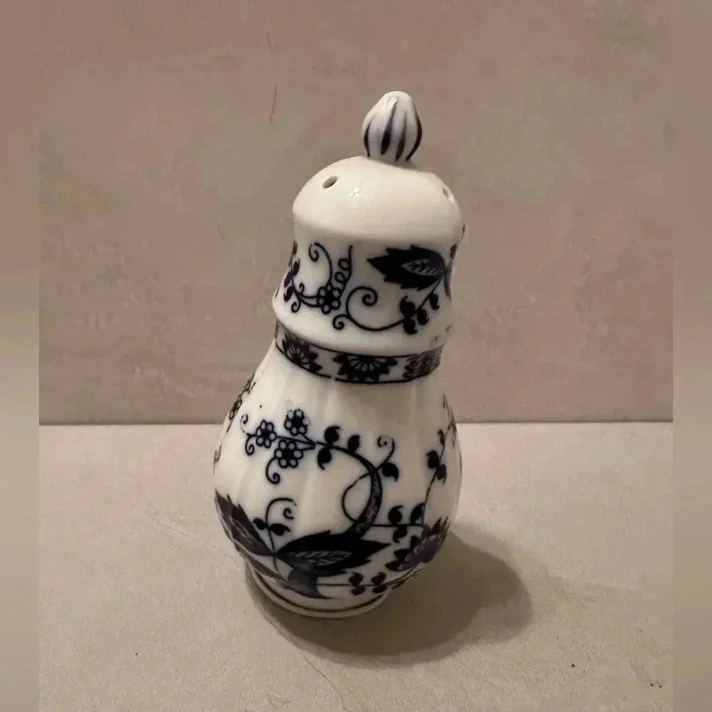 Seymour Mann VIENNA WOODS "Blue Onion Pattern" Salt  Shaker